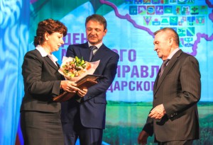 Алла Гузик на церемонии награждения. Награду вручали губернатор Кубани Александр Ткачев и председатель ЗСК Владимир Бекетов.