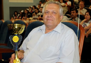 Директор школы №20 Владимир Канунников с Кубком олимпиадного движения.