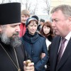 Анатолий Югов обсуждает строительство будущей часовни с епископом Германом.