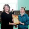 Директор школы №7 Елена Саворская (слева) и учитель физкультуры Любовь Косяченко