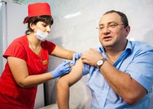 Министр здравоохранения Кубани Евгений Филиппов сделал прививку от гриппа.