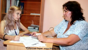 Ответственный секретарь приемной комиссии Ольга Николенко принимает документы у абитуриентки Ирины Семеновой