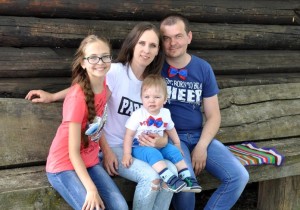 Юлия Чумак с мужем и с детьми.