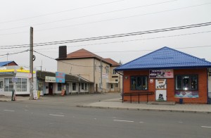 Поворот к медицинскому центру "Континент Плюс" с улицы Кирова.